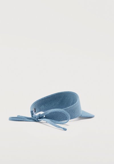 Φαρδύ γαλάζιο τζιν φιμέ καπέλο με ρυθμιζόμενο λουράκι, απλωμένο επίπεδα πάνω σε λευκή επιφάνεια.