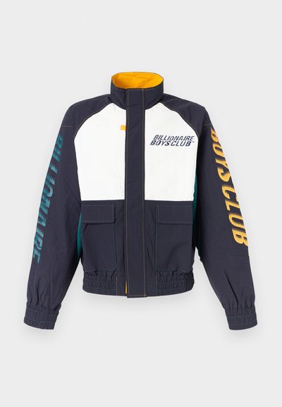 Μπλε-σκούρο και λευκό μπουφάν με κίτρινες λεπτομέρειες, εμπρόσθιες τσέπες, κείμενο «Billionaire Boys Club» στο στήθος και στα μανίκια, ελαστικές μανσέτες και ζώνη μέσης.