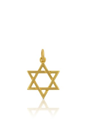 Goldener Anhänger in Form eines sechszackigen Davidsterns mit einer kleinen Öse zum Befestigen an einer Kette, reflektiert auf einer weißen Oberfläche.