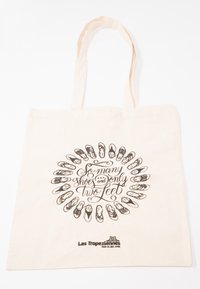 Borsa tote in tela di colore naturale con due manici. Presenta testo nero e illustrazioni di varie scarpe disposte in un motivo circolare.