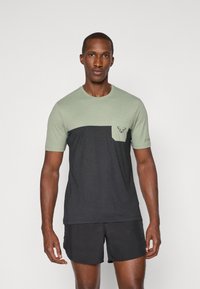 Dynafit - TRANSALPER POCKET TEE - Print T-shirt - sage Thumbnail Image 1
