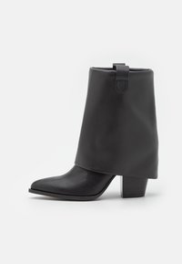 Czarny botek za kostkę wykonany z gładkiej syntetycznej skóry, złożony wierzch cholewki, spiczasty nosek i masywny obcas. Minimalistyczny design bez widocznych elementów metalowych.
