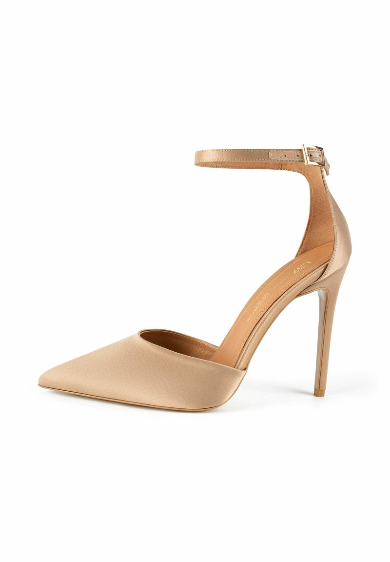 Decolté in satin beige con punta affusolata e tacco a stiletto, dotato di cinturino alla caviglia e fibbia dorata, progettato per abbigliamento formale o elegante.