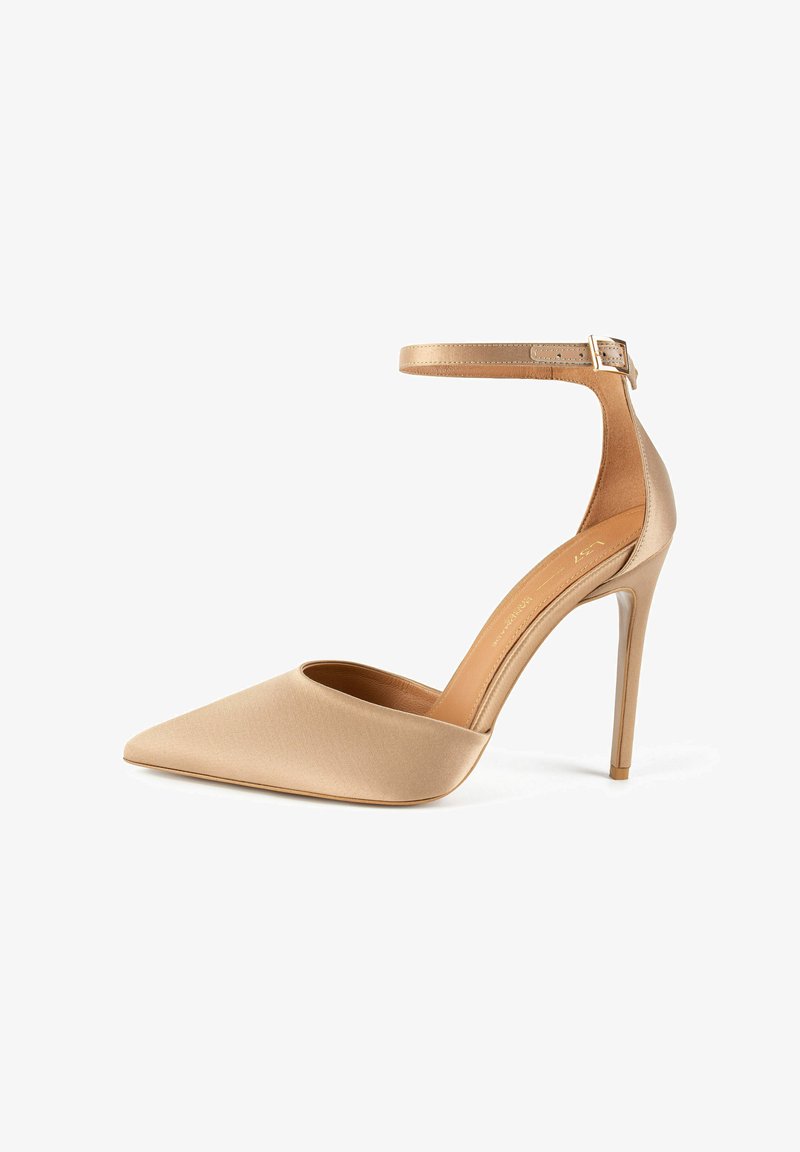 Beige satin puntige stiletto hak met enkelbandje en gouden gesp, ontworpen voor formele of elegante kleding.