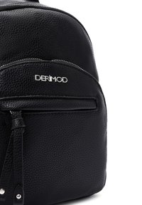 Sac à dos en cuir noir avec texture grainée, quincaillerie argentée, poche zippée à l'avant et détail de logo. Présente des coutures contrastées et des bretelles réglables.