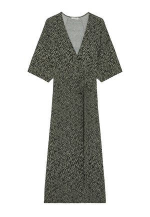 Vestido envolvente com decote em V, mangas curtas e um tecido verde texturizado com um padrão abstrato preto. Inclui uma faixa de tecido na cintura.