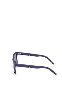 Námořnické modré sluneční brýle s texturovaným plastovým rámem, šedými skly, subtilním červeným a modrým akcentem na boku a elegantním designem vhodným pro volný čas.