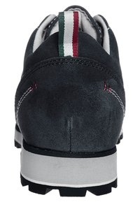 Chaussure en daim gris avec une finition texturée, dotée d'une semelle blanche contrastante et d'un onglet de talon multicolore avec des rayures vertes, blanches et rouges.