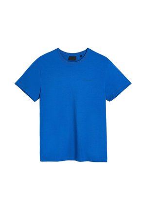 Niebieski t-shirt z krótkim rękawem i okrągłym dekoltem, z małym czarnym logo na lewej stronie klatki piersiowej oraz czarną metką z rozmiarem na karku.