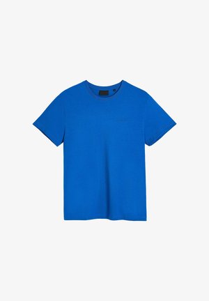 Niebieski t-shirt z krótkim rękawem i okrągłym dekoltem, z małym czarnym logo na lewej stronie klatki piersiowej oraz czarną metką z rozmiarem na karku.