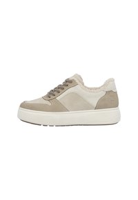 Baskets en daim beige avec doublure en fourrure claire, lacets gris et semelle en caoutchouc texturé. Les accents latéraux présentent des panneaux en crème lisse.