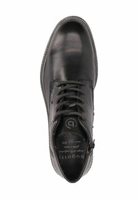 Chaussure en cuir noir à bout rond, surface texturée, à lacets, avec des coutures contrastées le long de la semelle. Lacets plats et logo à l'intérieur.