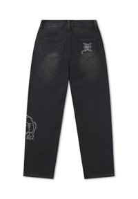 Sorte jeans med lige ben og to baglommer, hvoraf den ene har broderede initialer og en hvidt omrids af en løve på venstre ben.