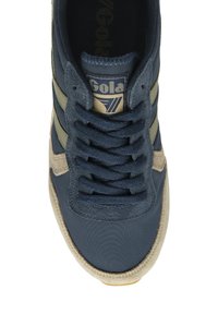 Sneaker blu navy con tomaia in camoscio e tessuto, caratterizzato da strisce verde oliva, lacci rotondi e suola in gomma color sabbia. Logo Gola sulla linguetta.