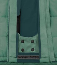 Grüne isolierte Jacke mit gepolstertem Muster, ausgestattet mit Reißverschluss und Druckknopfverschluss sowie einem markenprägenden Etikett am unteren Saum.