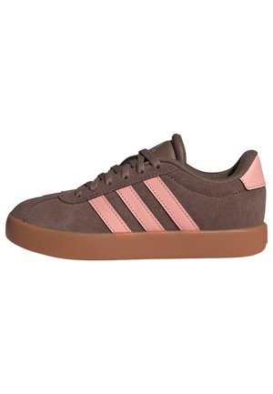Zapatilla de ante marrón con rayas rosas, talón rosa, cordones marrones y suela de goma vista desde un lado.