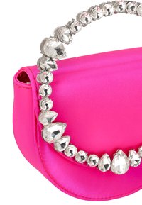 Heißpinkfarbene Satin-Tasche mit geschwungener Form und einem mit klaren, tropfenförmigen Strasssteinen besetzten, juwelenbesetzten Griff.