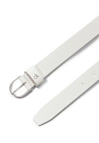 Cinturón de cuero blanco con una hebilla de tono plateado. Presenta una textura suave, herrajes con marca y múltiples agujeros para ajuste.