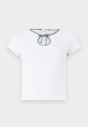 T-shirt bianco a maniche corte con scollo rotondo e dettaglio con cordino a scacchi in bianco e nero sul collo. Tessuto morbido.