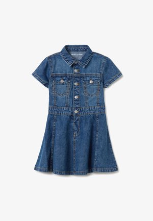 Vestido de denim con mangas cortas, cuello con solapa y parte delantera con botones. Presenta dos bolsillos en el pecho y una falda acampanada, todo en un azul medio.