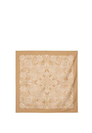 Sciarpa quadrata beige con un motivo bianco paisley e floreale intricato, disposto simmetricamente sul tessuto.