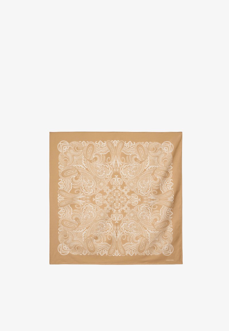 Foulard carré beige avec un motif cachemire blanc et floral complexe, disposé symétriquement sur tout le tissu.