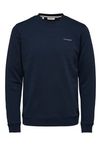 Tmavě modrá mikina z bavlny s kulatým výstřihem, dlouhými rukávy a bílým potiskem "HOMME" na hrudi. Hladká textura.