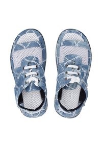 Blaue Netzsneaker mit denim-ähnlichem Obermaterial, weißen perforierten Abschnitten und weißen Schnürsenkeln. Verfügt über runde Ösen und eine strukturierte Sohle.
