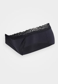 Fekete csipkebetétes fehérnemű, sima, rugalmas anyagból, varrat nélküli kialakítással, kontúrozott formával és finom fényességgel.