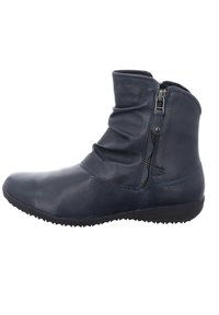 Stivale alla caviglia in pelle blu navy con design arricciato, chiusura con zip laterale e suola in gomma nera testurizzata. Finitura liscia con accenti minimi.