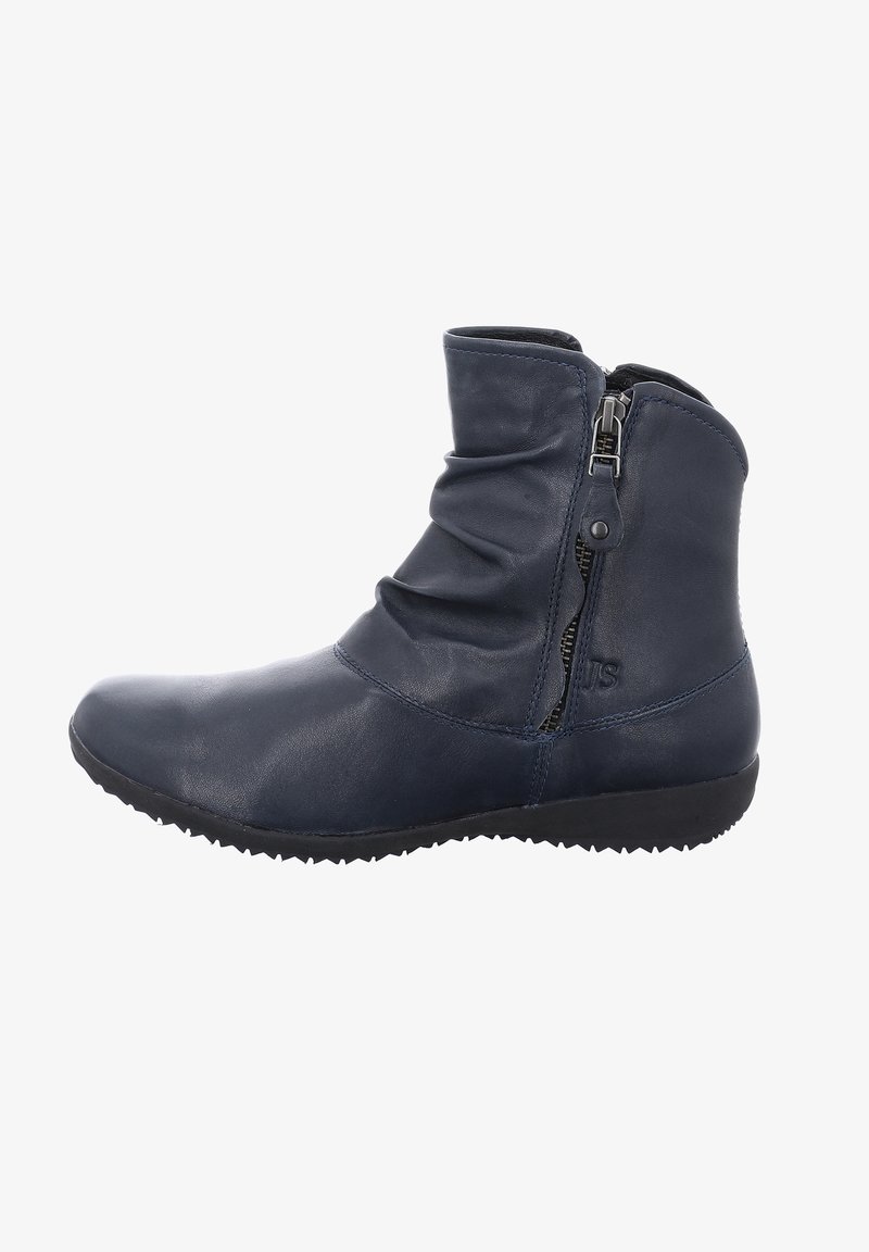 Stivale alla caviglia in pelle blu navy con design arricciato, chiusura con zip laterale e suola in gomma nera testurizzata. Finitura liscia con accenti minimi.