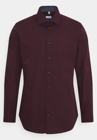 Bordeaux langwerpig shirt met een knoopsluiting aan de voorkant. Heeft een contrasterende, gemusterde kraag van binnen. Gladde textuur en getailleerde pasvorm.