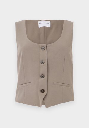 Lyhyesti leikattu vaaleanbeige liivi, jossa on pyöreä kaula-aukko, viisi nappia edessä ja kaksi sivutaskua; valmistettu sileästä kankaasta, jossa on istuva leikkaus.