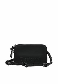 Czarna skórzana torba crossbody z wytłoczonym logo "Desigual", zamknięciem na zamek, regulowanym paskiem i teksturowaną powierzchnią. Kompaktowy prostokątny kształt.