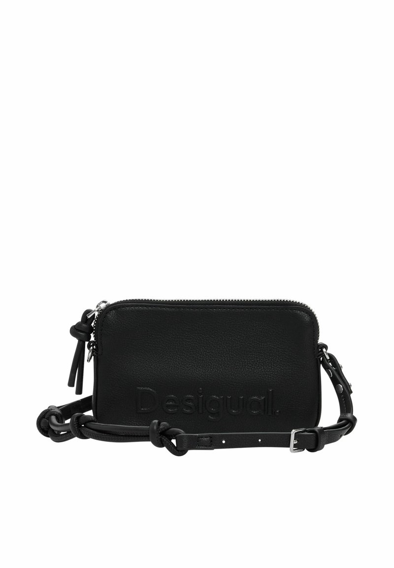 Czarna skórzana torba crossbody z wytłoczonym logo "Desigual", zamknięciem na zamek, regulowanym paskiem i teksturowaną powierzchnią. Kompaktowy prostokątny kształt.
