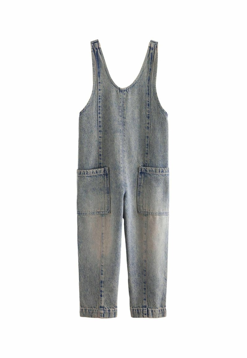 Pantalones de mezclilla en azul claro con un acabado desgastado. Cuenta con tirantes, dos bolsillos frontales y piernas anchas a la altura de la pantorrilla.