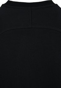 Gros plan sur le tissu d'un sweat-shirt noir montrant un col côtelé et une couture horizontale au niveau du haut du dos.