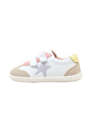 Zapatilla para niño pequeño con cuerpo blanco, puntera y talón beige, correas rosas, lengüeta amarilla en el talón y una estrella morada en el lateral. Cierres de velcro.