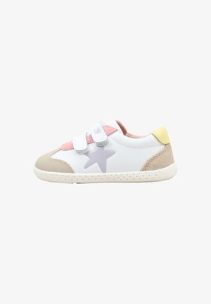 Baskets pour tout-petit avec corps blanc, bout et talon beige, brides roses, onglet jaune au talon et étoile violette sur le côté. Fermeture velcro.