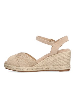 Sandalia de cuña espadrille beige con parte superior de yute trenzado, punta cerrada y una delgada correa en el tobillo. Acabado texturizado y detalle de plataforma trenzada.
