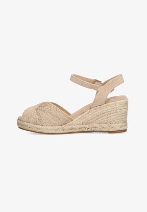 Sandalia de cuña espadrille beige con parte superior de yute trenzado, punta cerrada y una delgada correa en el tobillo. Acabado texturizado y detalle de plataforma trenzada.