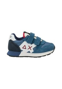 Sneaker per bambini blu e bianco con due strappi in velcro, disegni geometrici rossi sui lati e suola nera e bianca.
