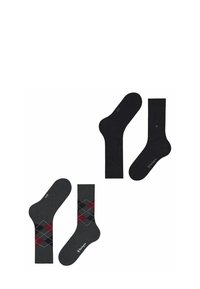 Due paia di calzini: uno con un design completamente nero, l'altro grigio scuro con un motivo argyle in rosso e bianco.