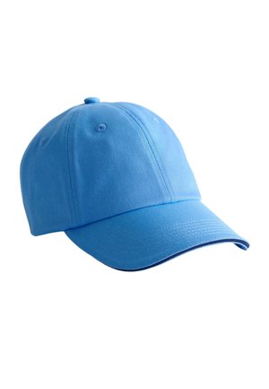 Šviesiai mėlyna beisbolo kepuraitė su lenktu snapeliu ir viršuje esančiu mygtuku, matomomis siūlėmis ir ventiliacijos skylutėmis ant balto fono.
