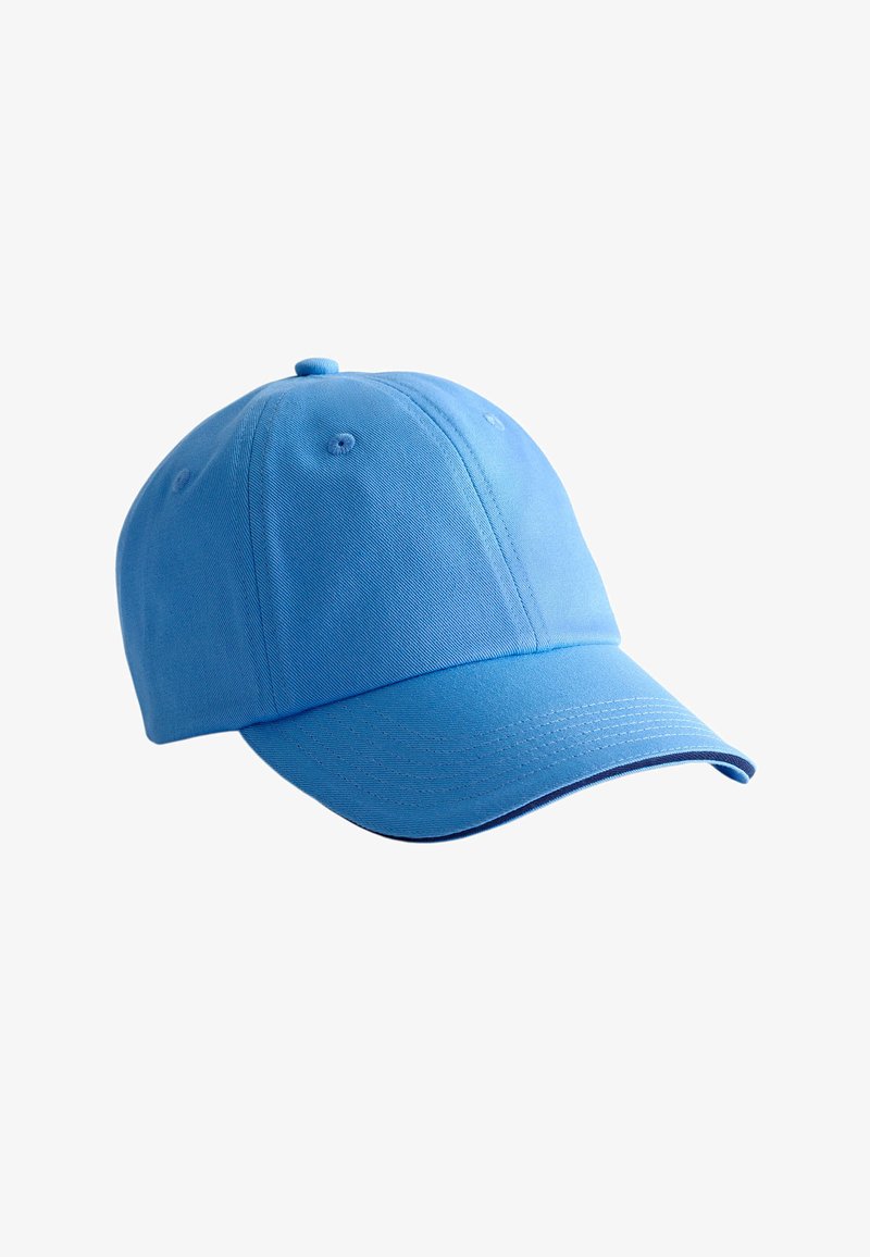 Gorra de béisbol azul claro con visera curva y botón en la parte superior, costuras visibles y orificios de ventilación sobre fondo blanco.