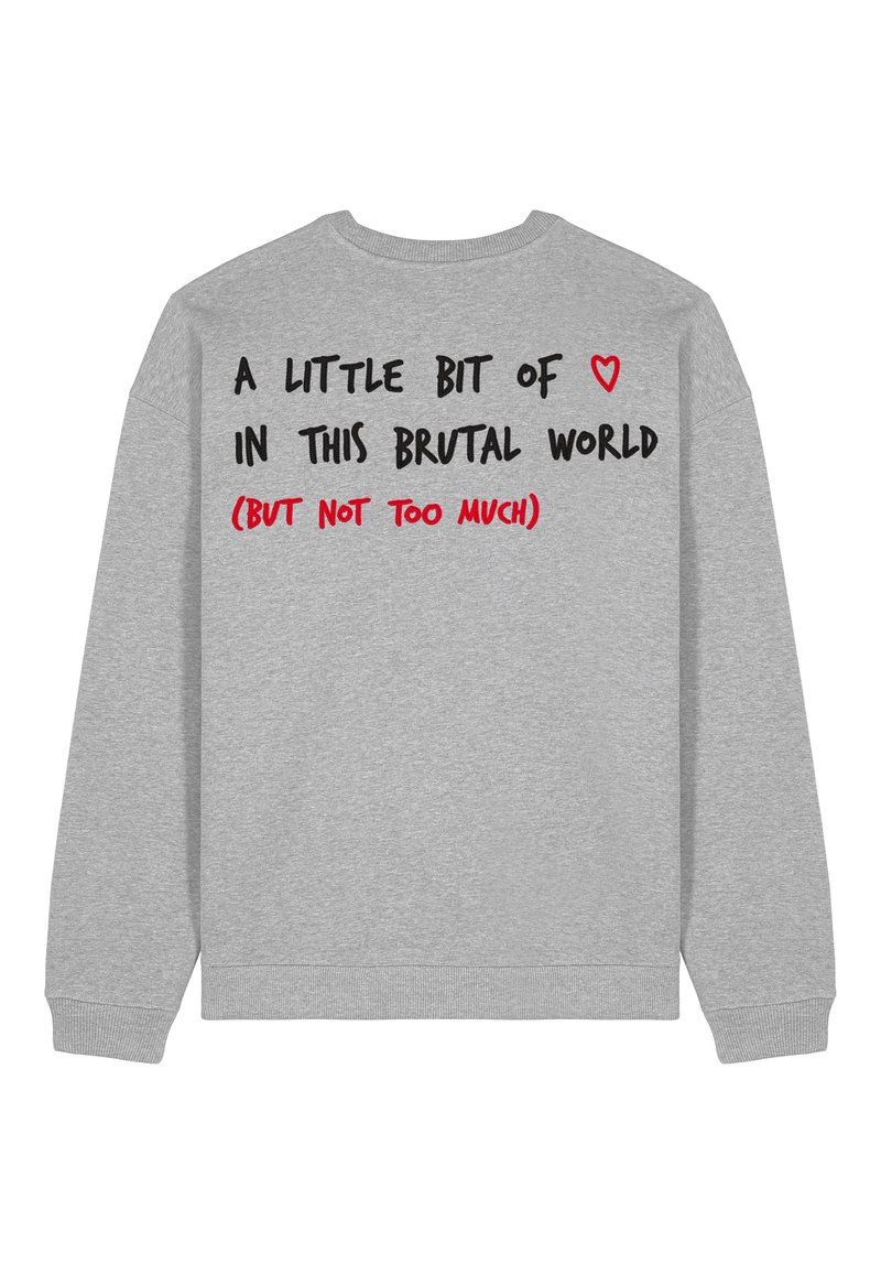 Grijze katoenen sweatshirt met een ronde hals en lange mouwen, voorzien van zwart en rode tekst op de achterkant, die een boodschap over de wereld toont.