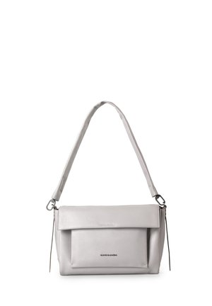 Borsa a tracolla in pelle grigio chiaro con chiusura a patta, tasca anteriore e tracolla regolabile, con testo del marchio discreto sulla tasca anteriore.