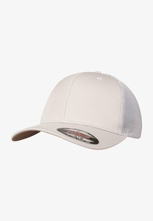 Casquette blanche avec un design structuré arrondi, présentant un avant solide et un dos en maille. Comprend une visière courbée et une fermeture réglable à pression.