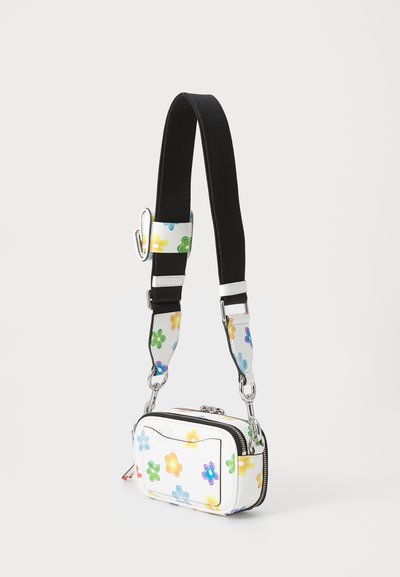 Borsa a tracolla bianca con motivi floreali colorati e ampia tracolla nera regolabile, mostrata su uno sfondo bianco uniforme.