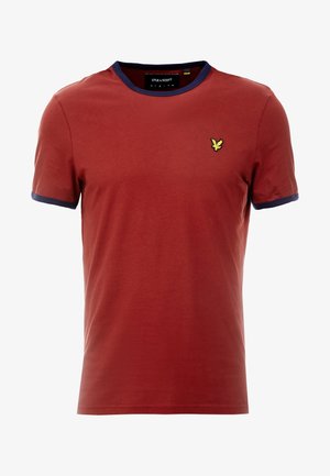 Herren-T-Shirt in Rostrot mit marineblauem Kragen und Ärmelabschlüssen, mit kleinem gelbem Vogel-Logo auf der linken Brust.